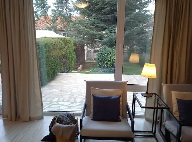 Self -contained Part Of A House With Garden * فارنا