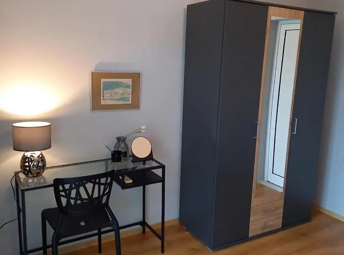 Self -contained Part Of A House With Garden شقة *