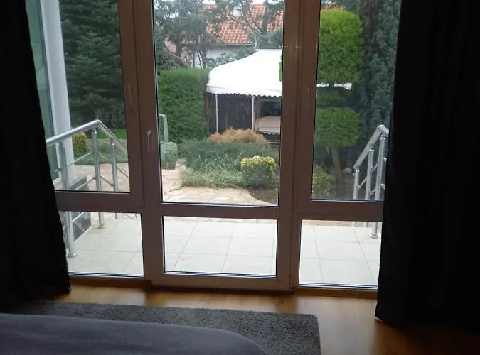 Lejlighed Self -contained Part Of A House With Garden *