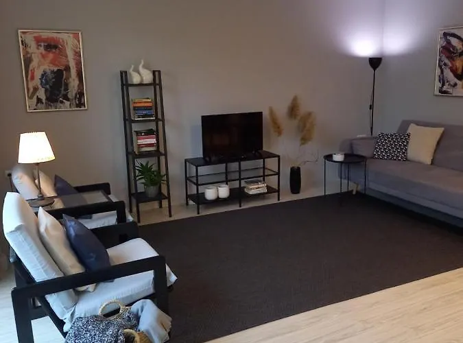 Self -contained Part Of A House With Garden شقة